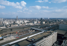 22725 Overzicht van het stationsemplacement van het N.S.-station Utrecht C.S. te Utrecht, vanaf het Holiday Inn Hotel; ...